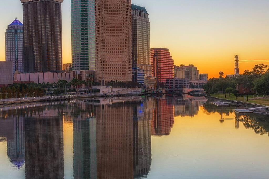 Chic Bungalow Apartment Steps From Armature Works & Downtown Riverwalk Tampa Eksteriør billede